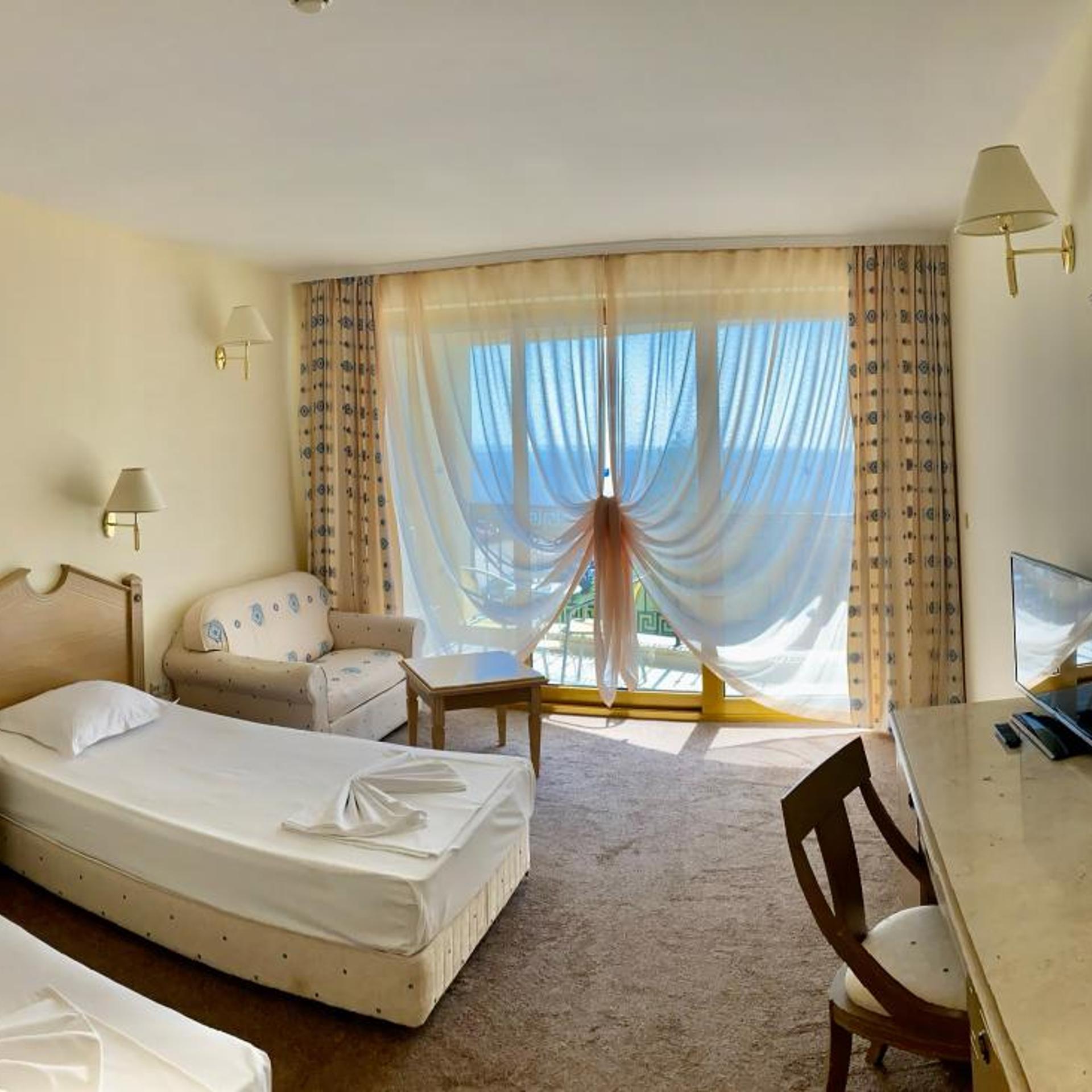 Room, Twin Beds, Pool View