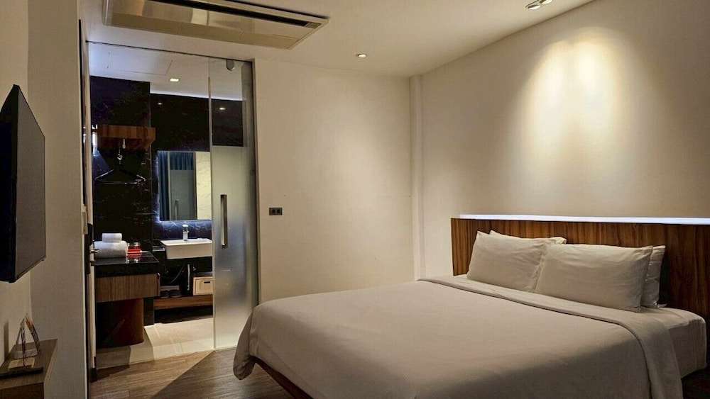 Uno Express Asoke Sukhumvit Bangkok 15/67
