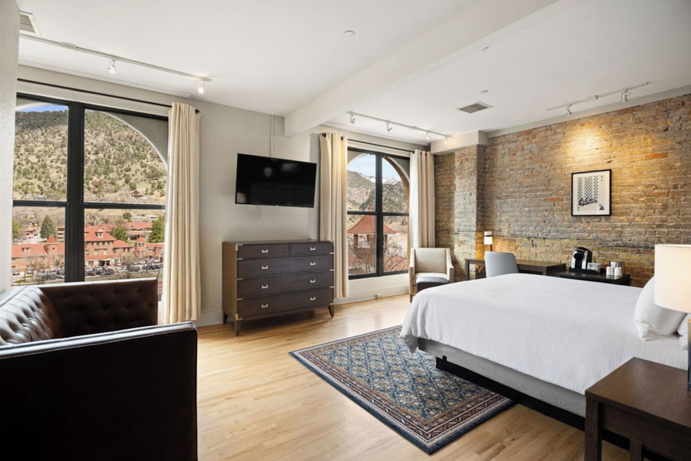 SIGNATURE, MULTIPLE BEDS, WITH VIEW