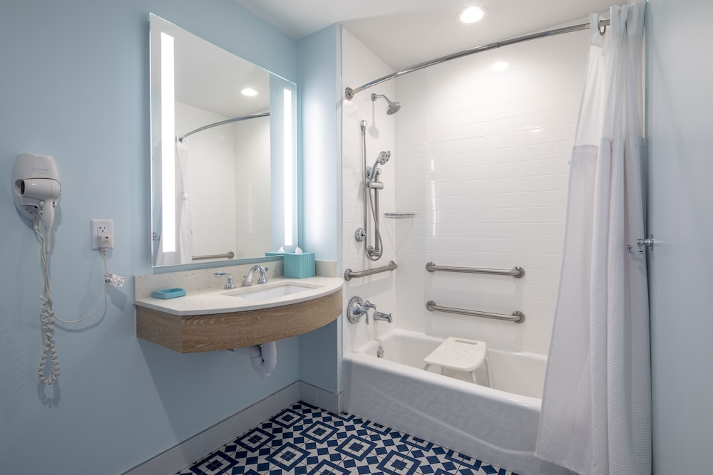 Universal's Endless Summer Resort - Surfside Inn and Suites 37/40
