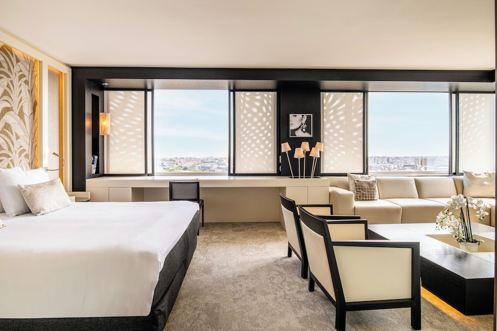 PANORAMA, SUITE, LOUNGE ACCESS