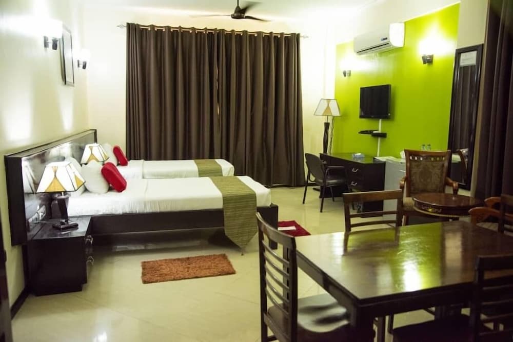 Hotel Sapphire 15/68