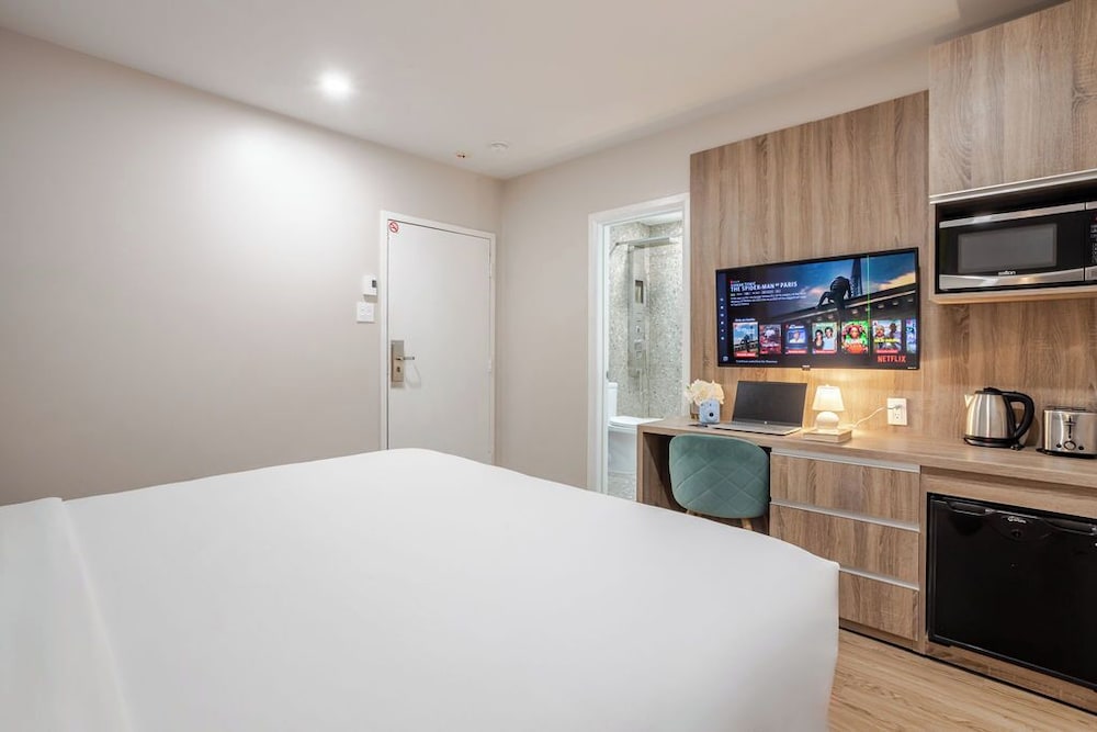 DELUXE, KING BED