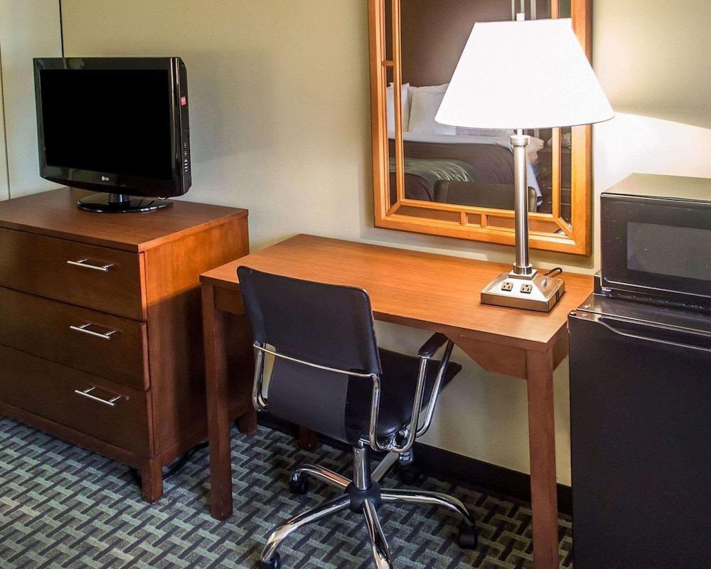 Days Inn by Wyndham Austintown 38/41