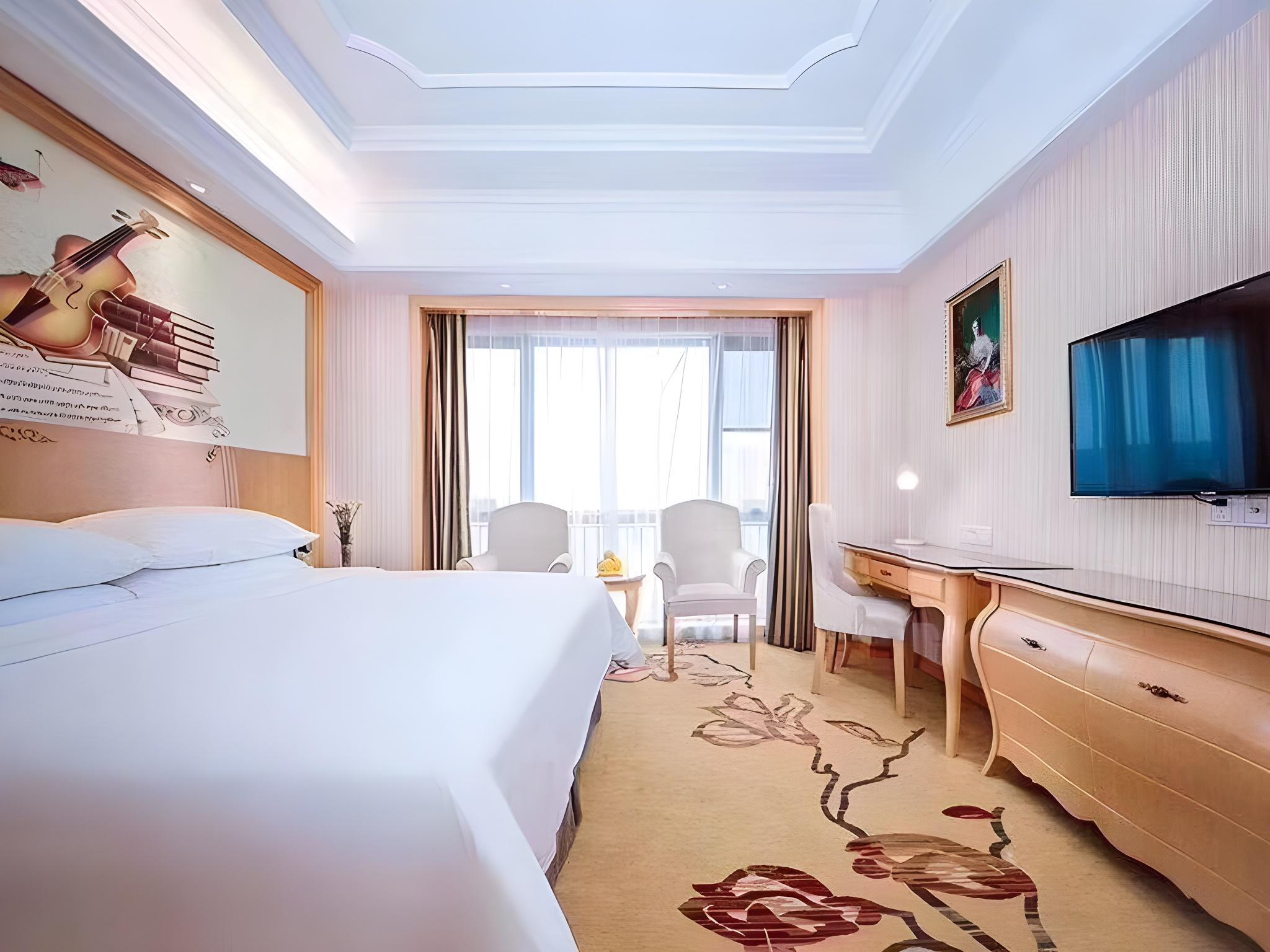 Vienna International Hotel (Wuhan Guanggu Railway Station Huanglongshan Metro Station) 11/23