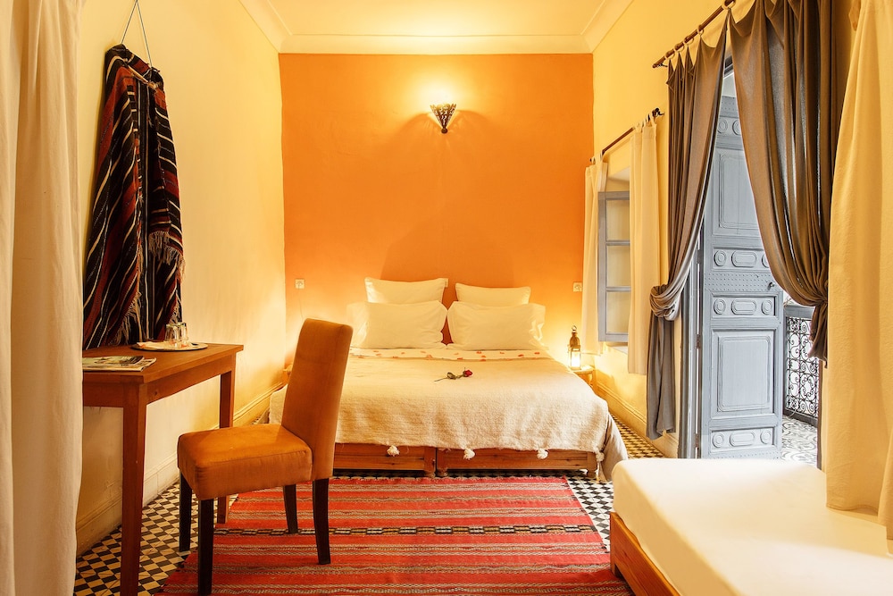 TRADITIONAL, DOUBLE OR TWIN BED
