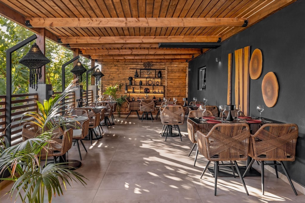 Cabana Blu Lifestyle Boutique Hotel & Suites 53/65