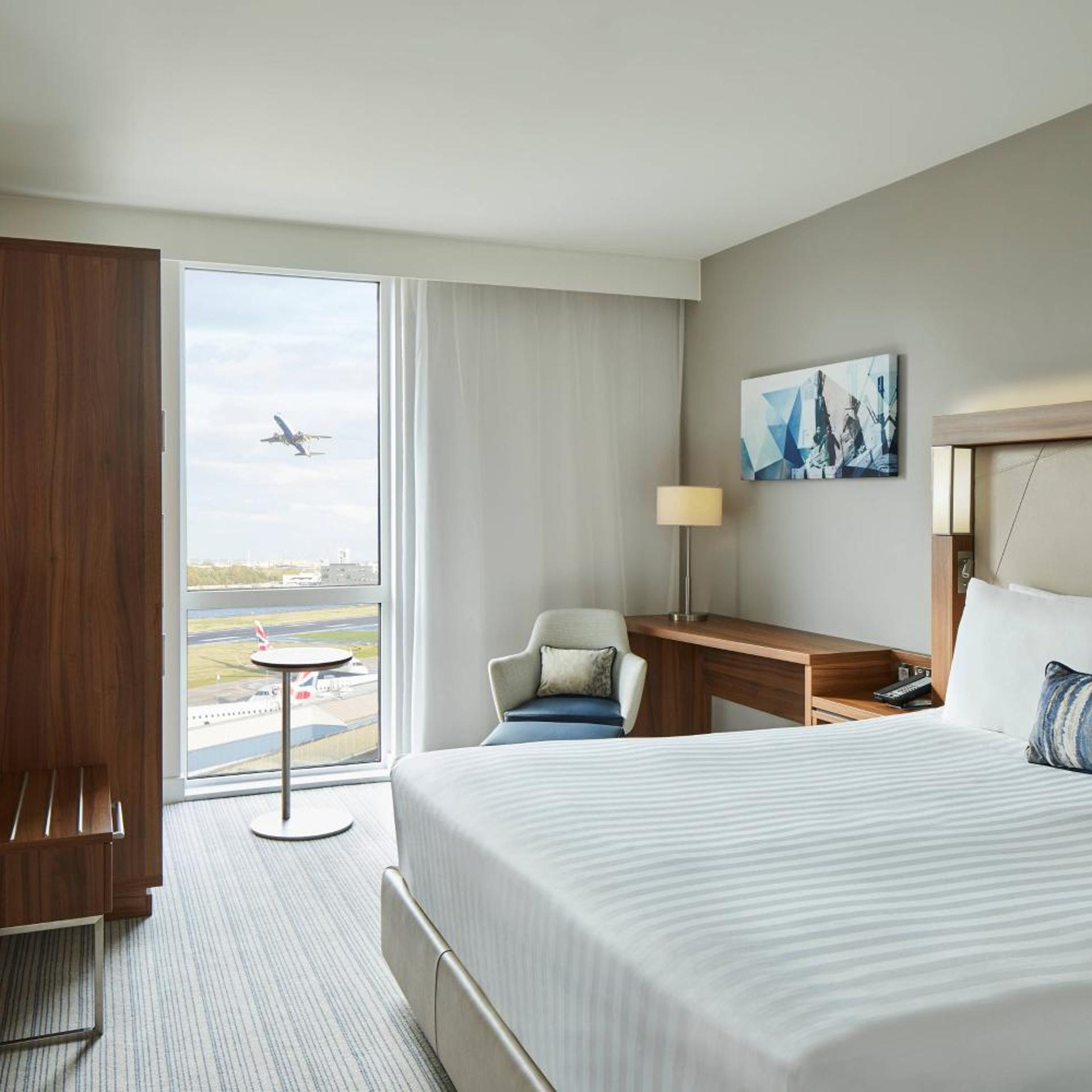 Guest Room, King Bed, Runway View