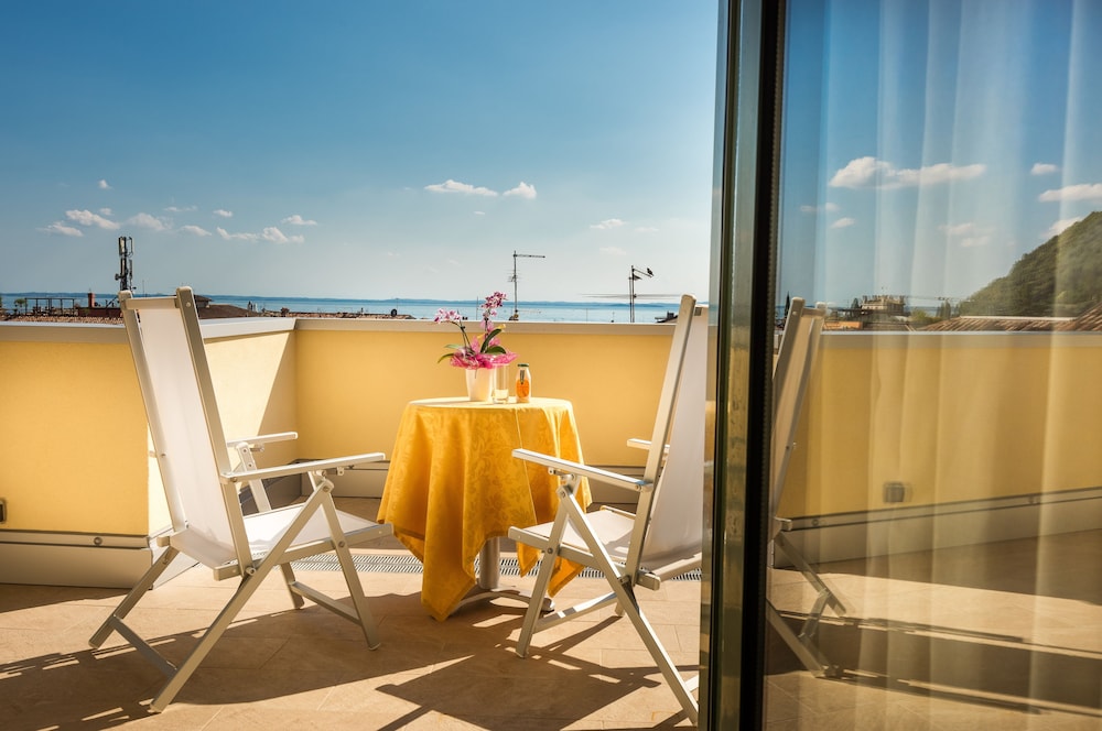 Sky Pool Hotel Sole Garda 16/68