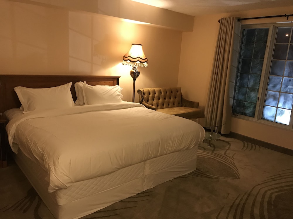 Fullerton Manor Inn 9/37