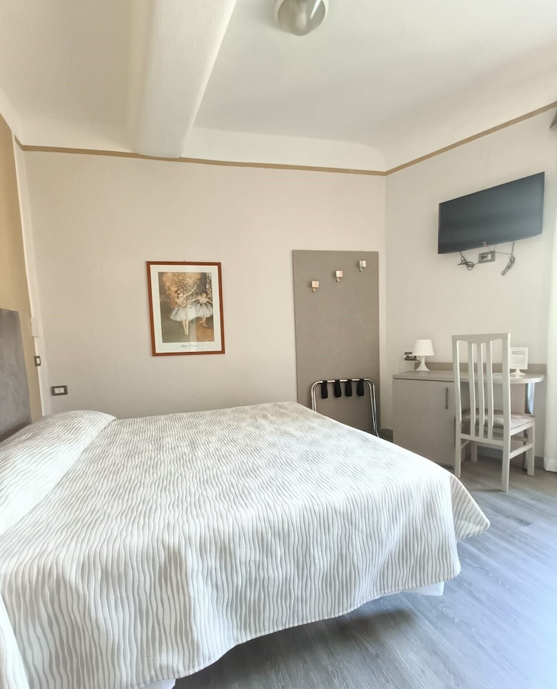 ROOM, DOUBLE BED