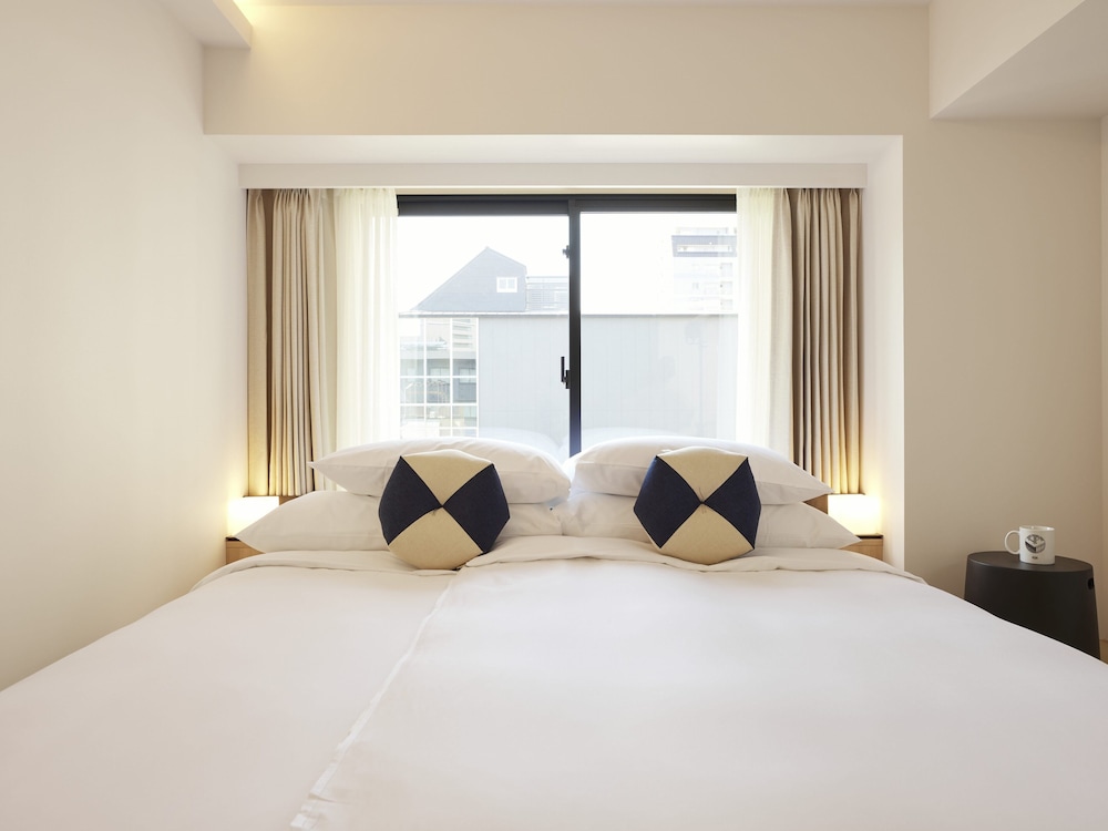 COMFY, HOLLYWOOD, TWIN BEDS