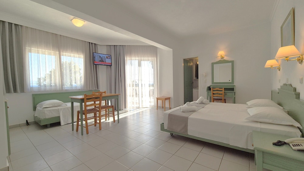 STUDIO, TWIN BEDS, SEA FRONT, SEA OR SIDE VIEW