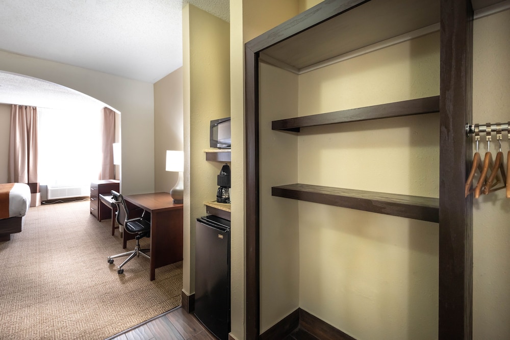 Comfort Inn & Suites Love Field Dallas Market Center 31/37