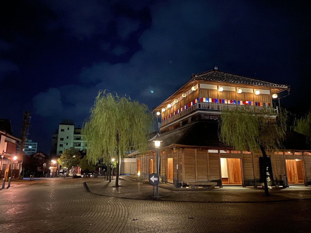 Awara Grand Hotel 2/34