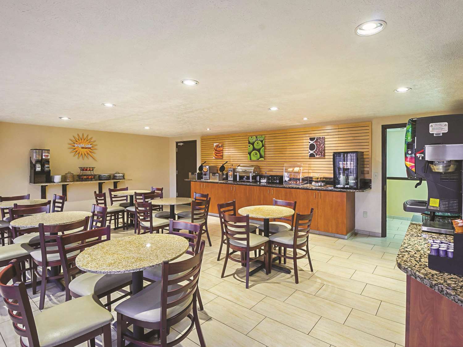 La Quinta Inn & Suites by Wyndham Woodburn 17/22