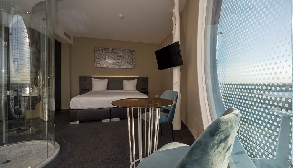 DELUXE, DOUBLE BED