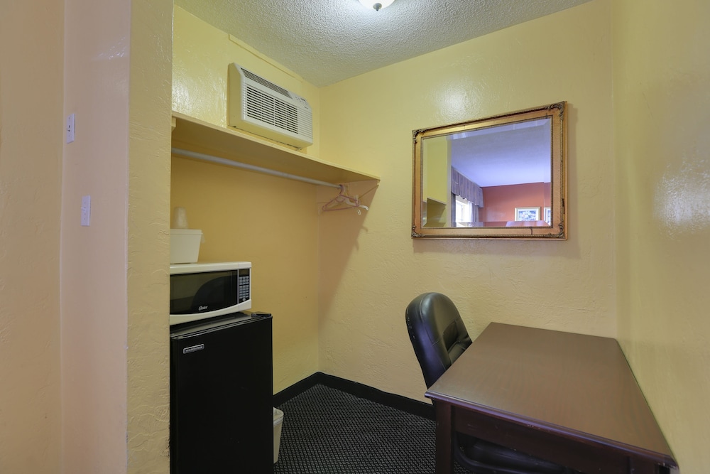 Econo Lodge St. Petersburg Central 35/54