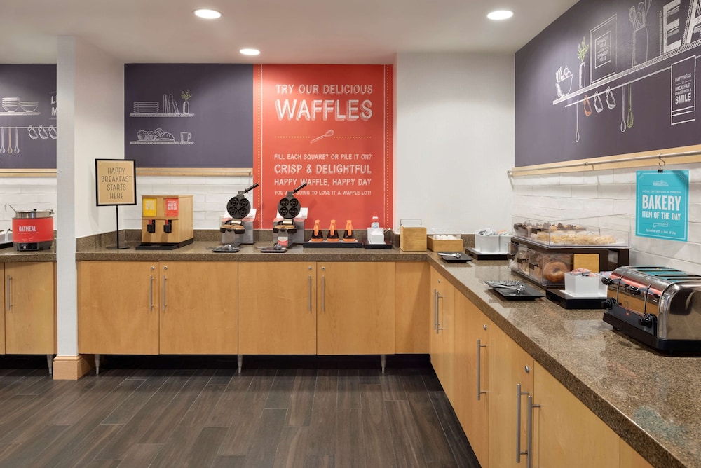 Hampton Inn Suites Madison West 33/48