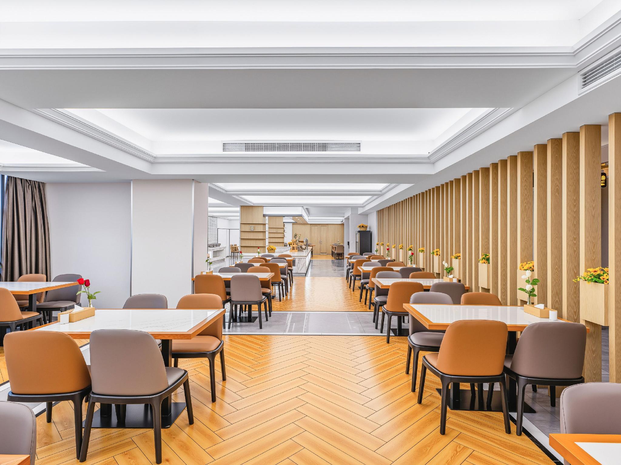 Vienna Hotel (Shantou Convention and Exhibition Center) 49/54
