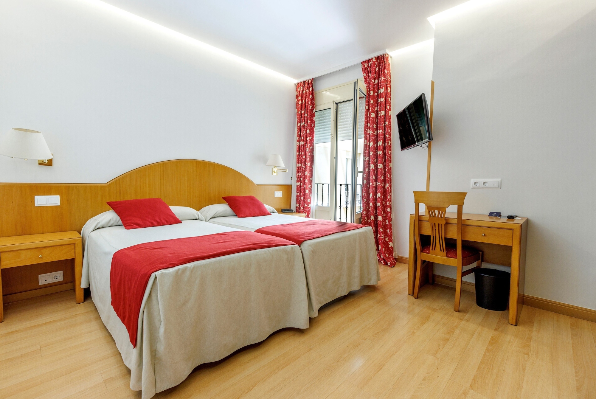 ROOM, DOUBLE BED