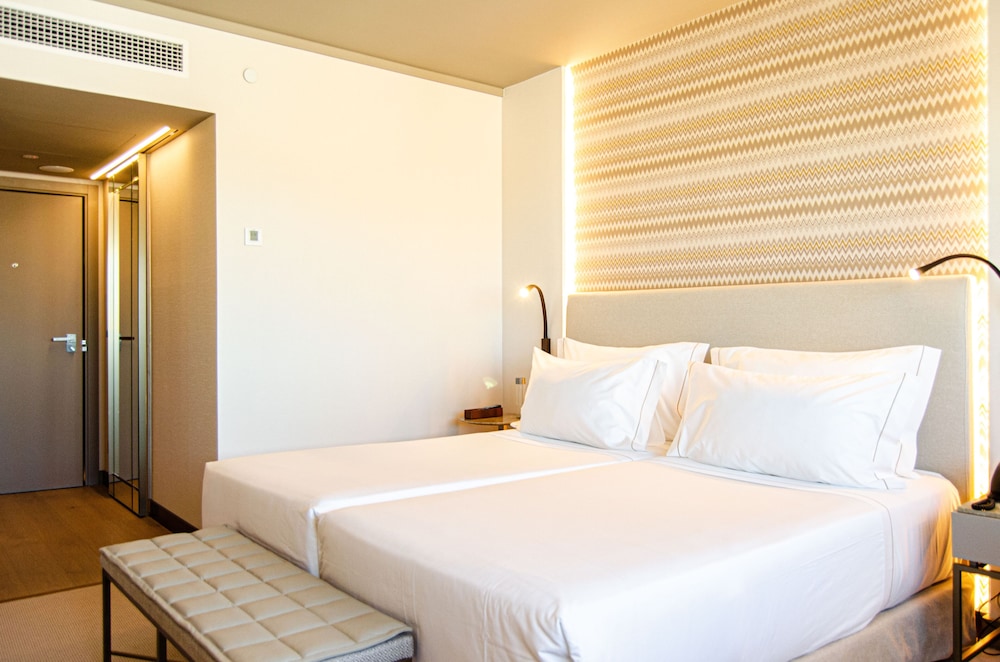 DELUXE, DOUBLE OR TWIN BED