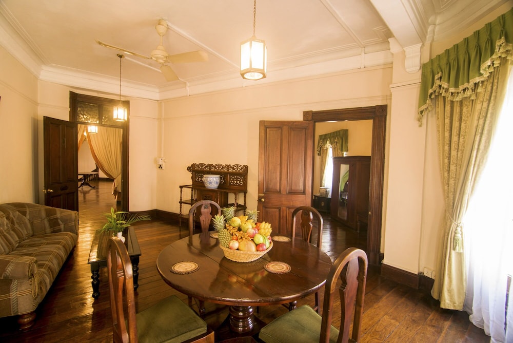 Queens Hotel 28/50