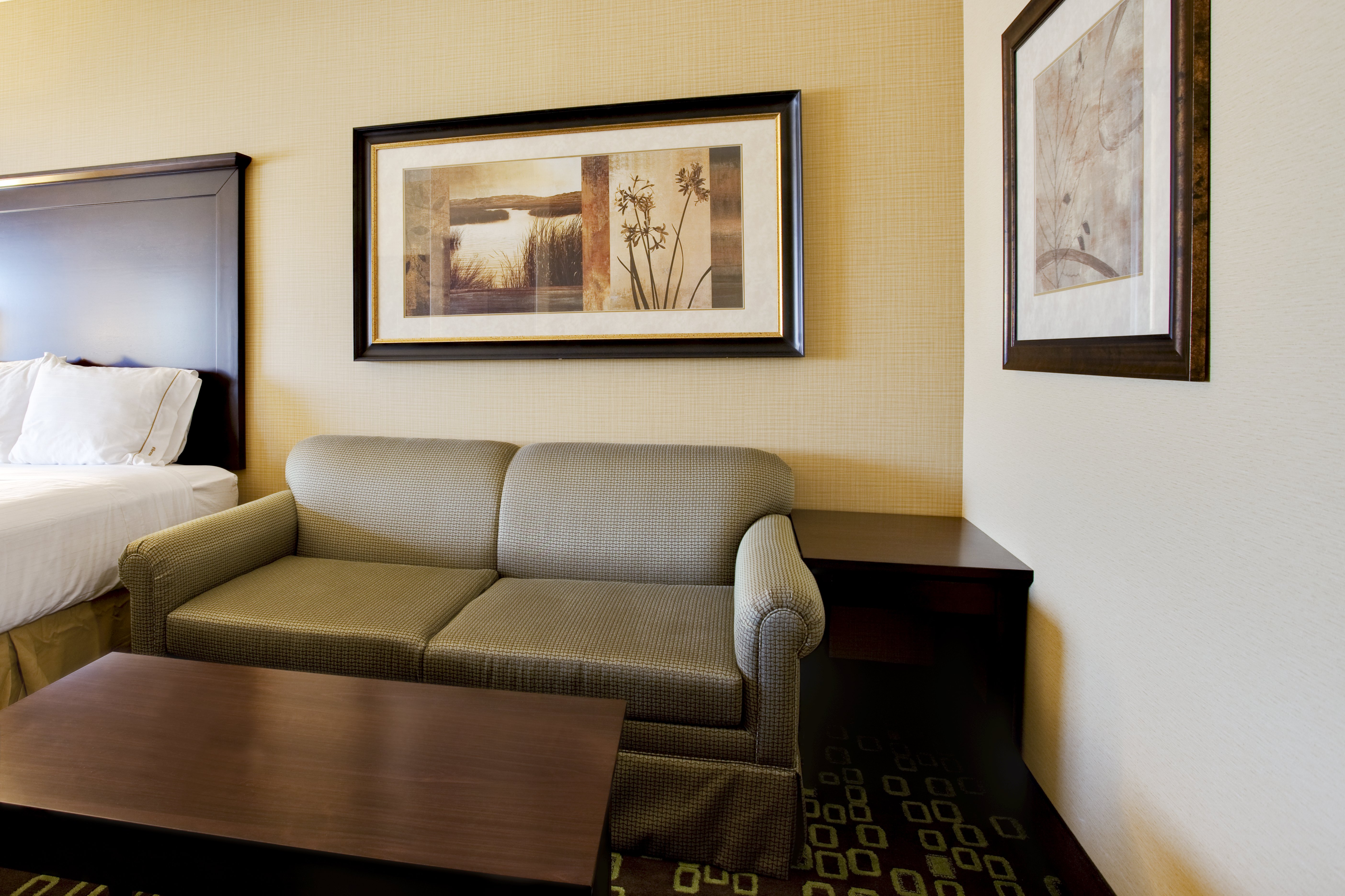 Holiday Inn Express Hotel And Suites Woodland Hills 38/52
