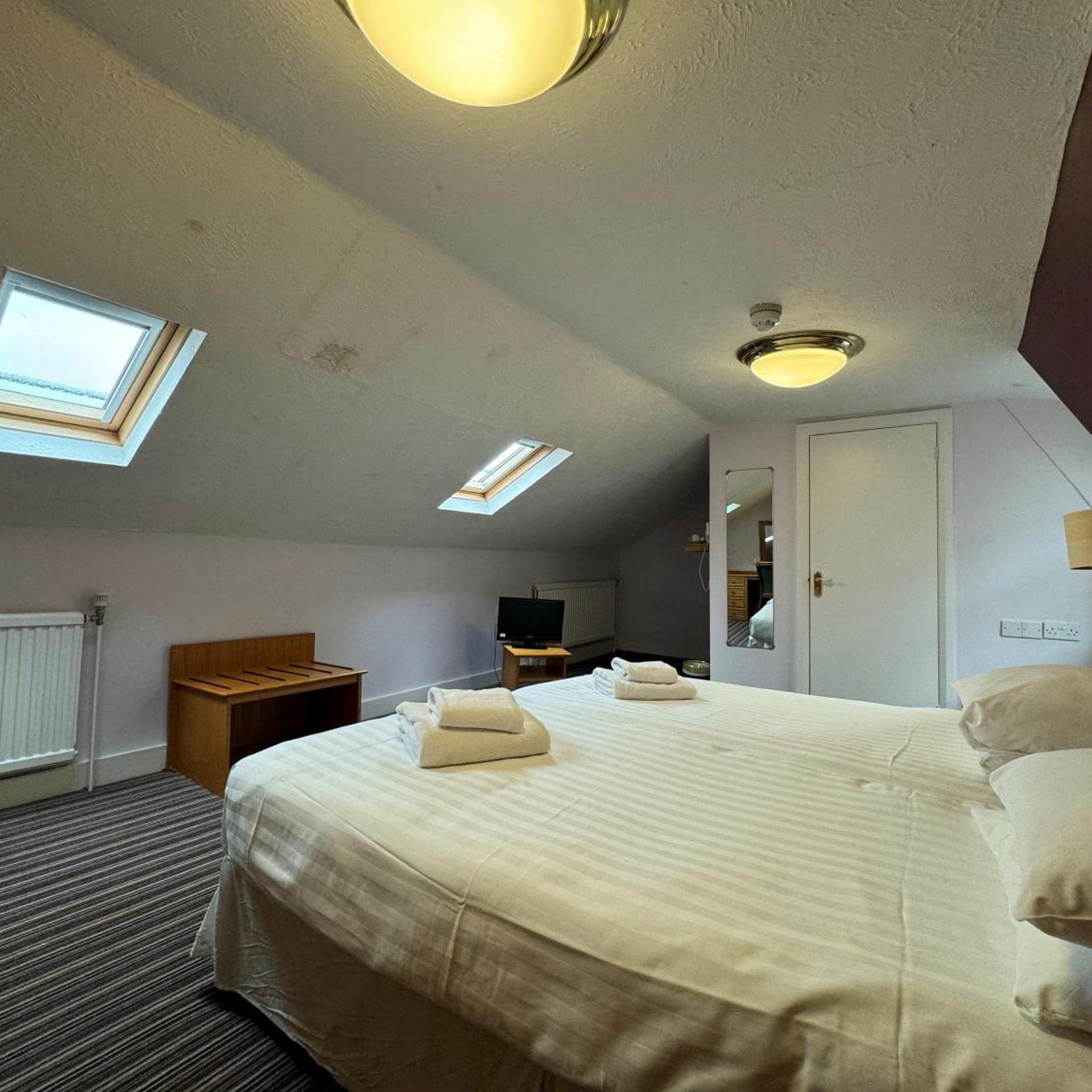 Economy, Twin Beds, Rear View