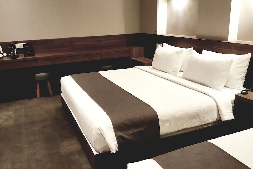 ARCADIA HOTEL 13/36