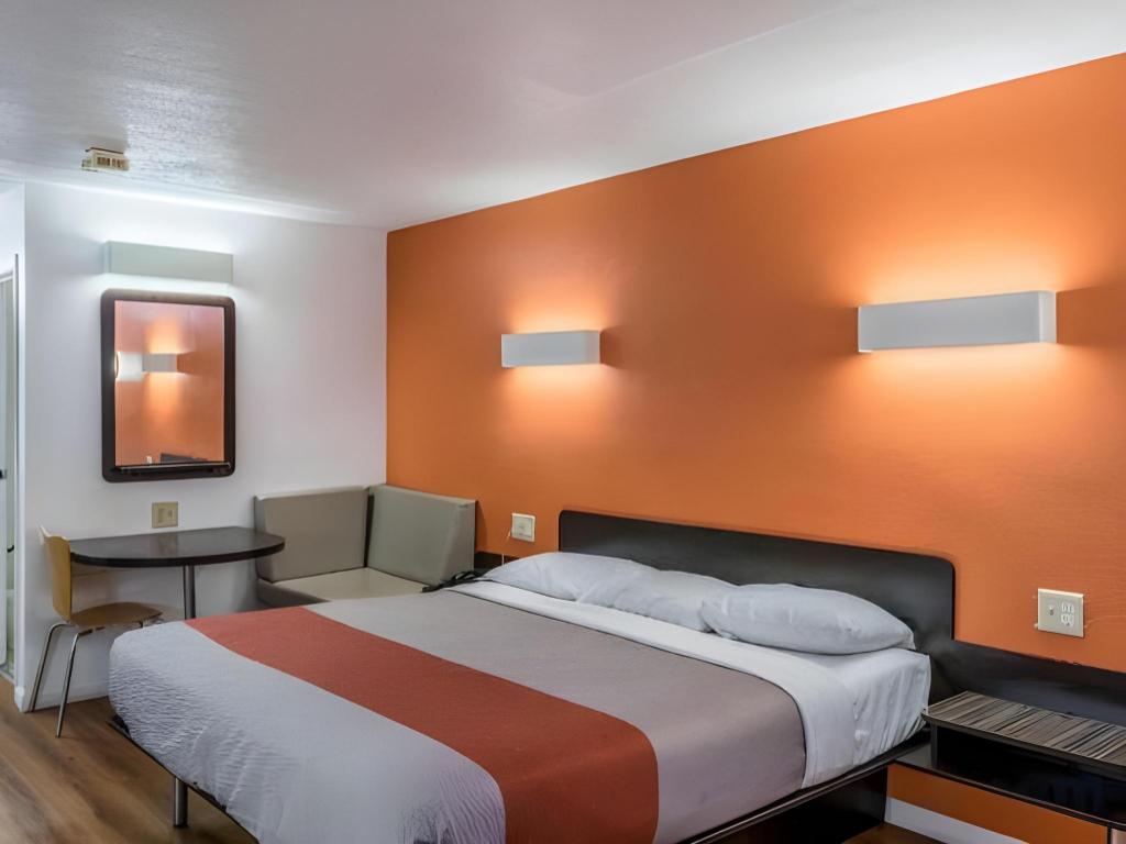 Room, Queen Bed, Smoking, Motel6 Tacoma, WA - Fife 8/10