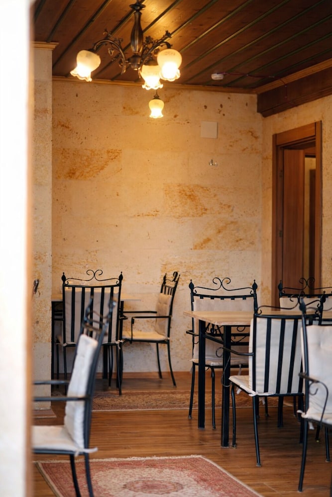 Milat Cave Hotel 48/50