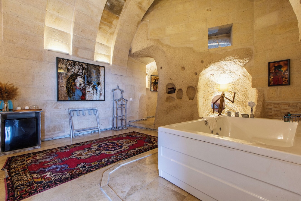 Karlik Cave Suite 2/50