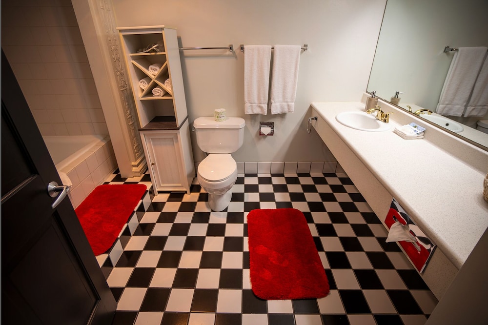 SIGNATURE, QUEEN BED, RIVER VIEW, KITCHEN