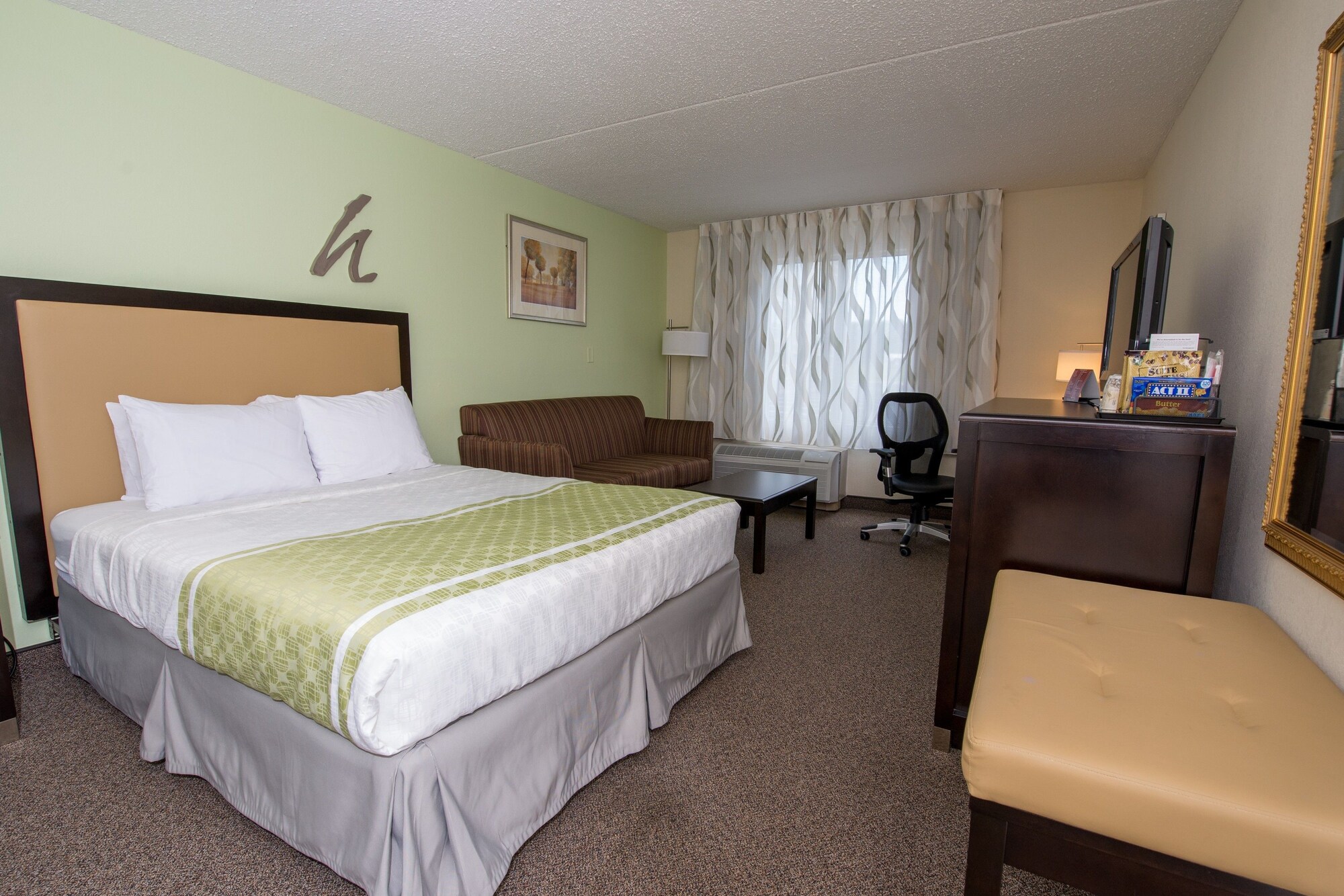 STANDARD, QUEEN BED
