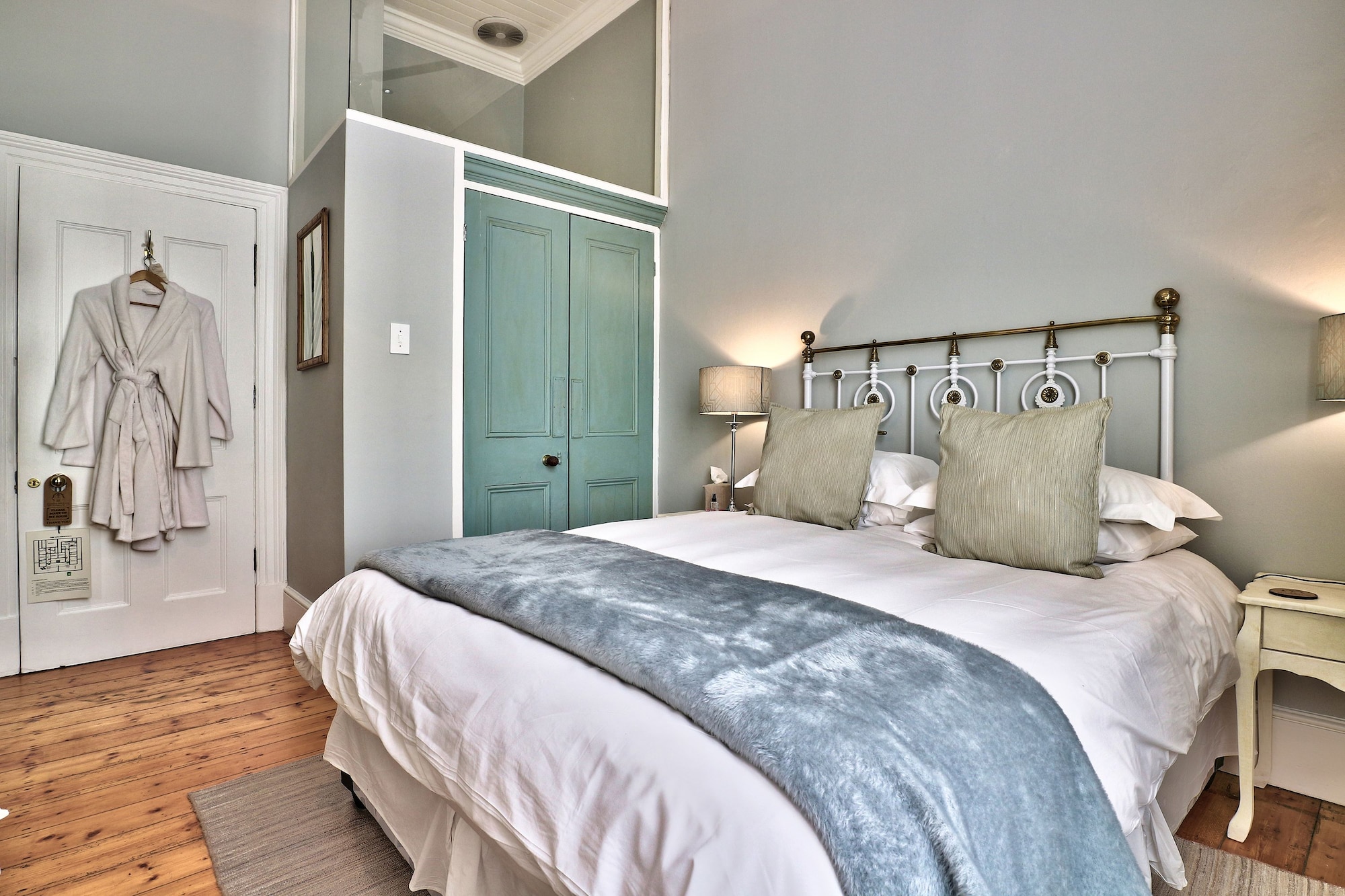 Classic, Queen Bed
