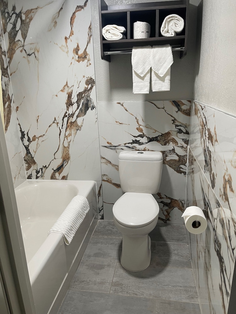 HomeTown Inn and Suites Belle Plaine 29/65