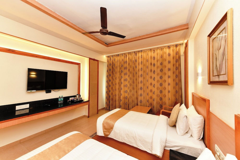 HOTEL ROOPA 20/63