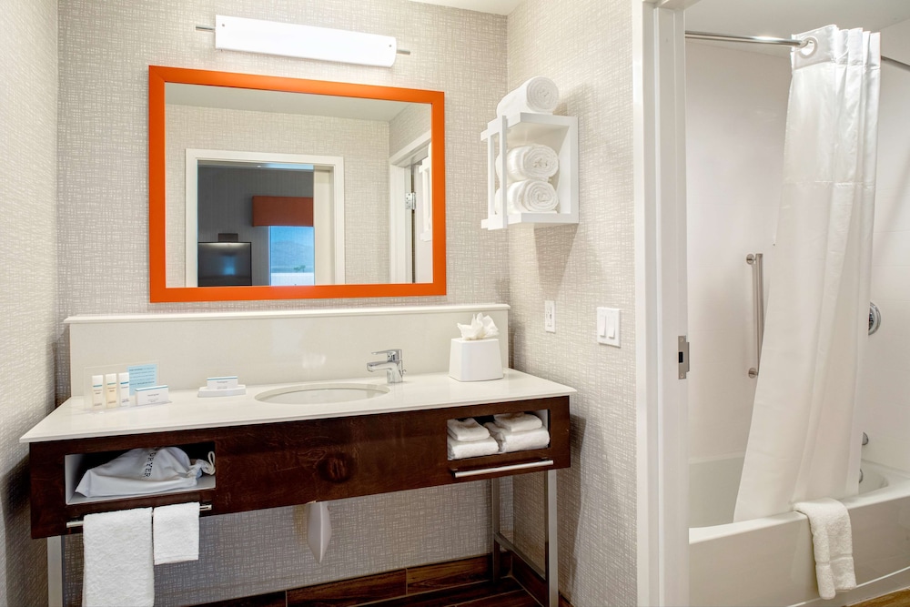 Hampton Inn and Suites Indio, CA 25/43