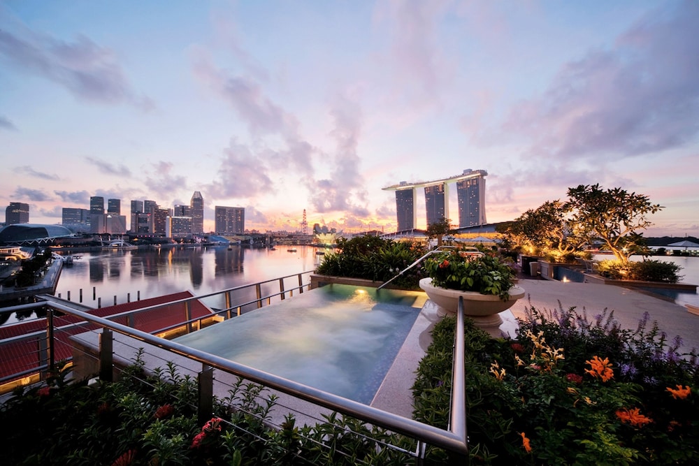 The Fullerton Bay Hotel Singapore 75/79