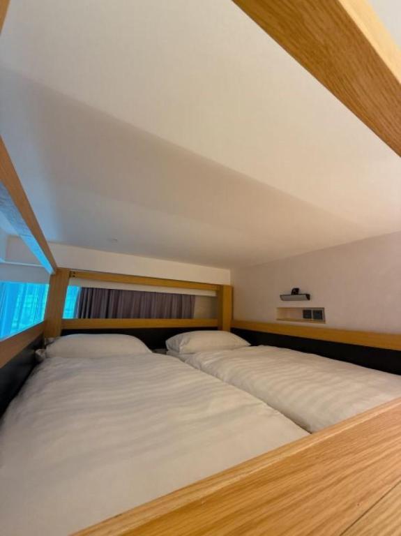 Loft, Double and Twin Beds, Harbour Bay Hotel 2/8