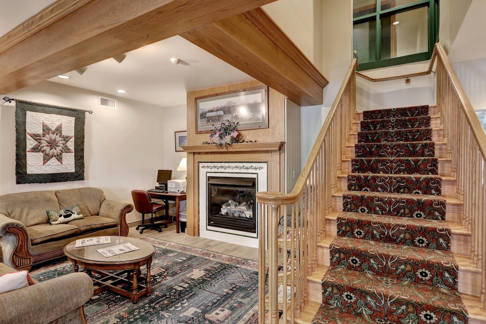 Lancaster Inn and Suites 42/64