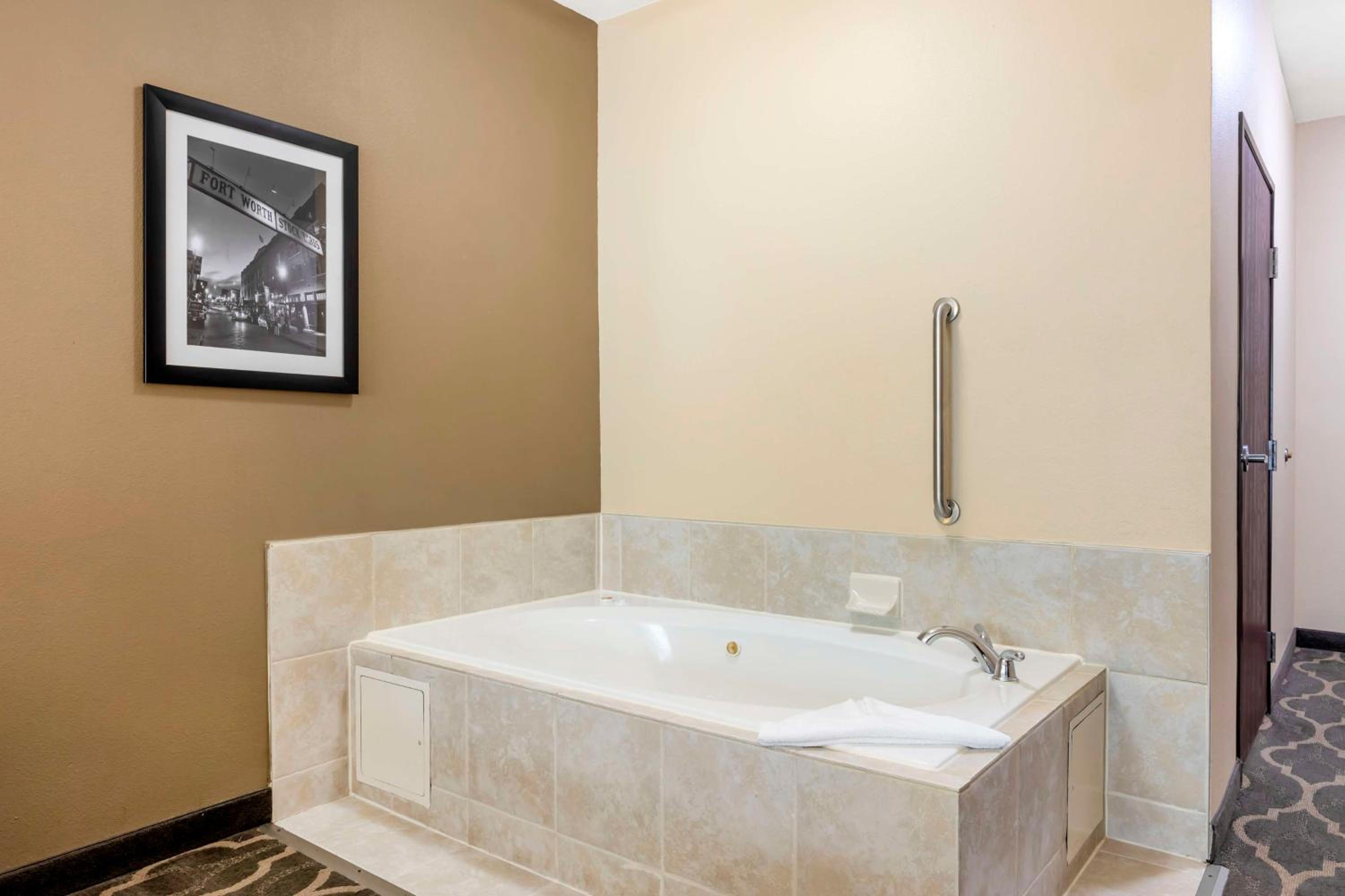 غرفة بسريرين كوين بجاكوزي لذوي الإعاقة، Best Western Plus Burleson Inn & Suites 4/4