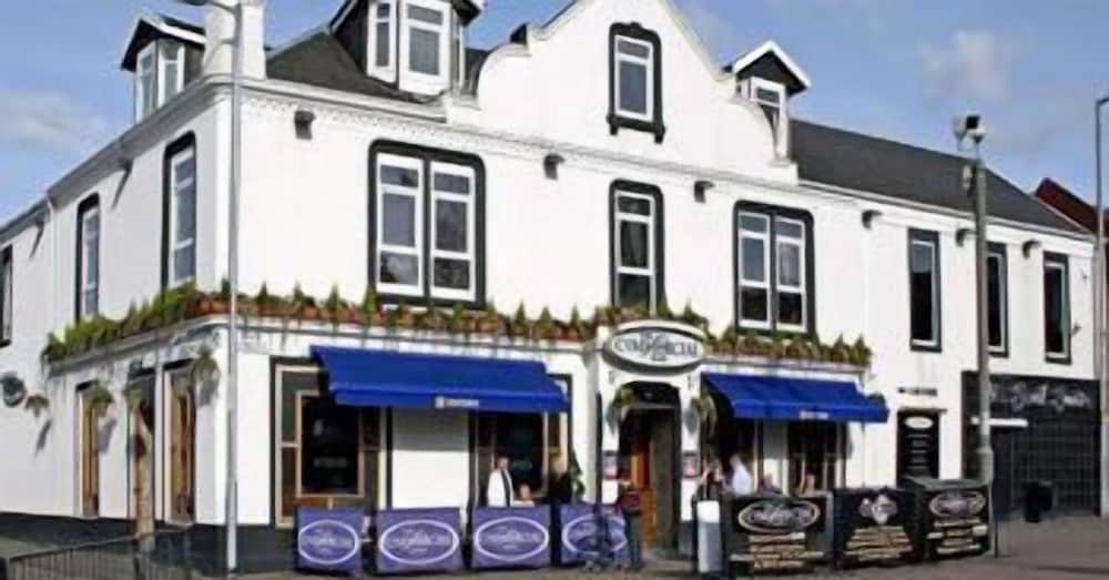 The Commercial Hotel 42/45