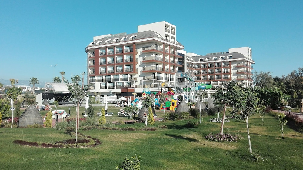 Glamour Resort Spa 66/70