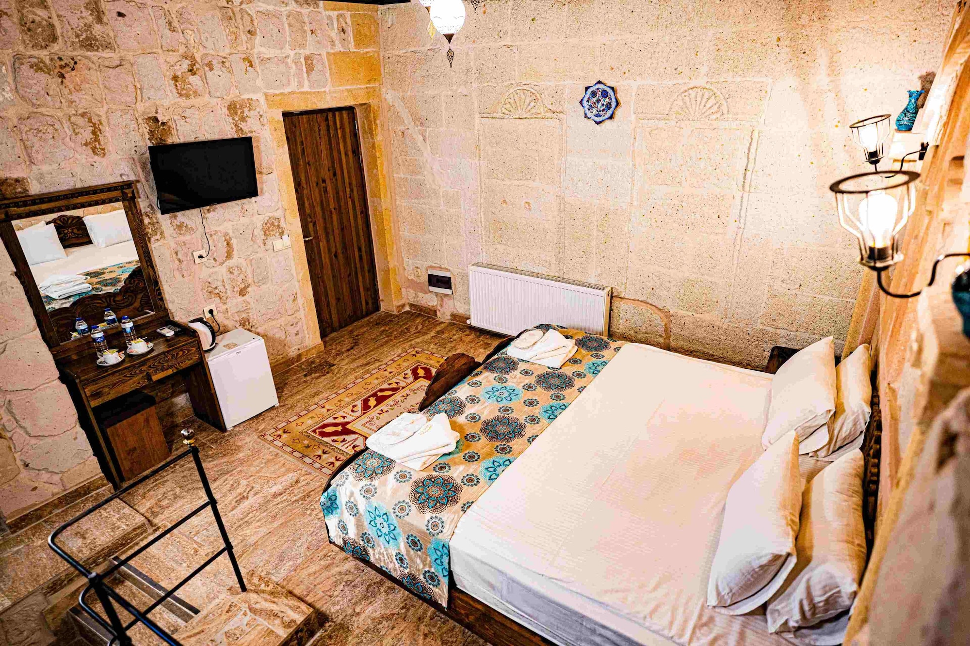 Stone, Comfort, King Bed, Courtyard View