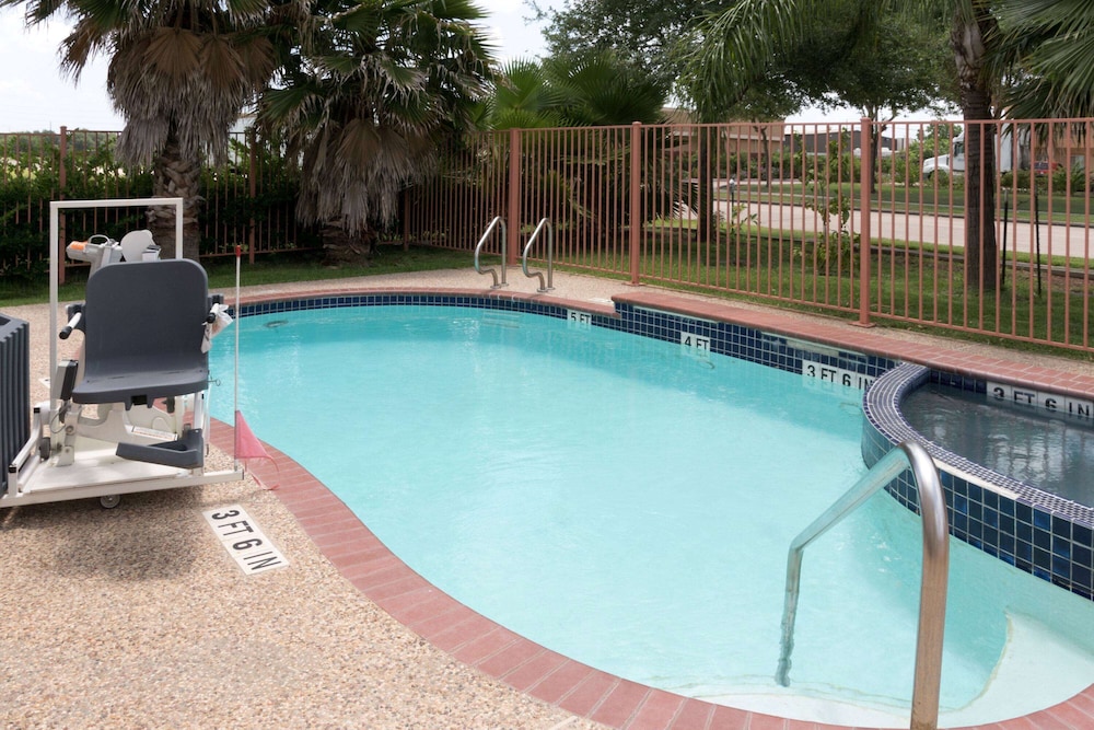 Super 8 by Wyndham Stafford Sugarland Area 5/20