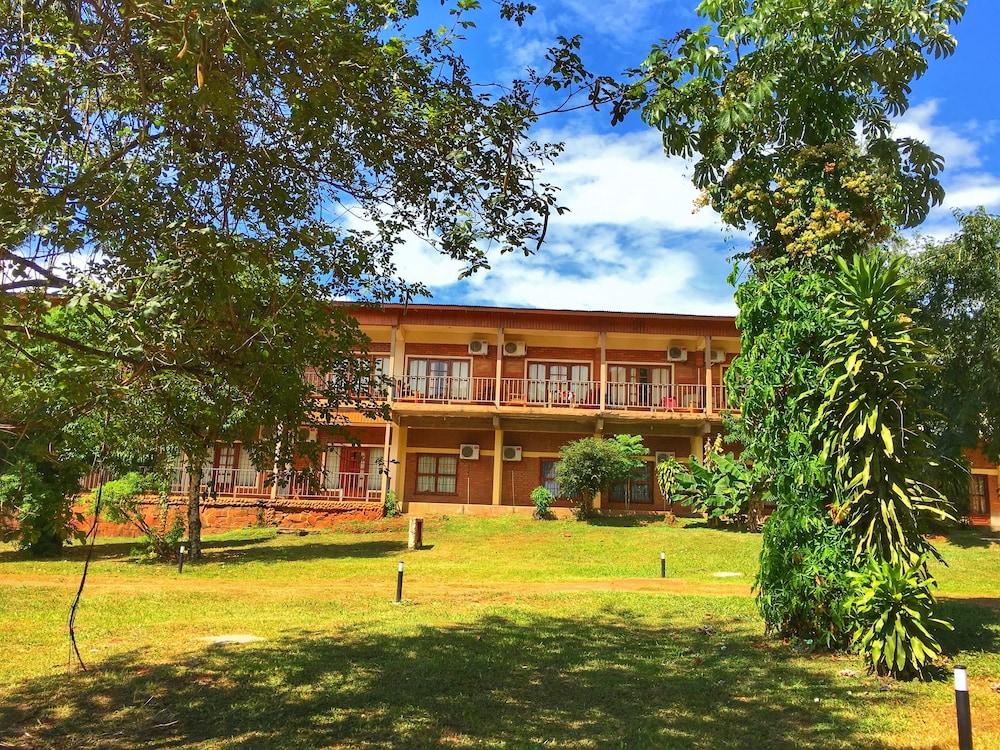 Carmen Hotel 2/100