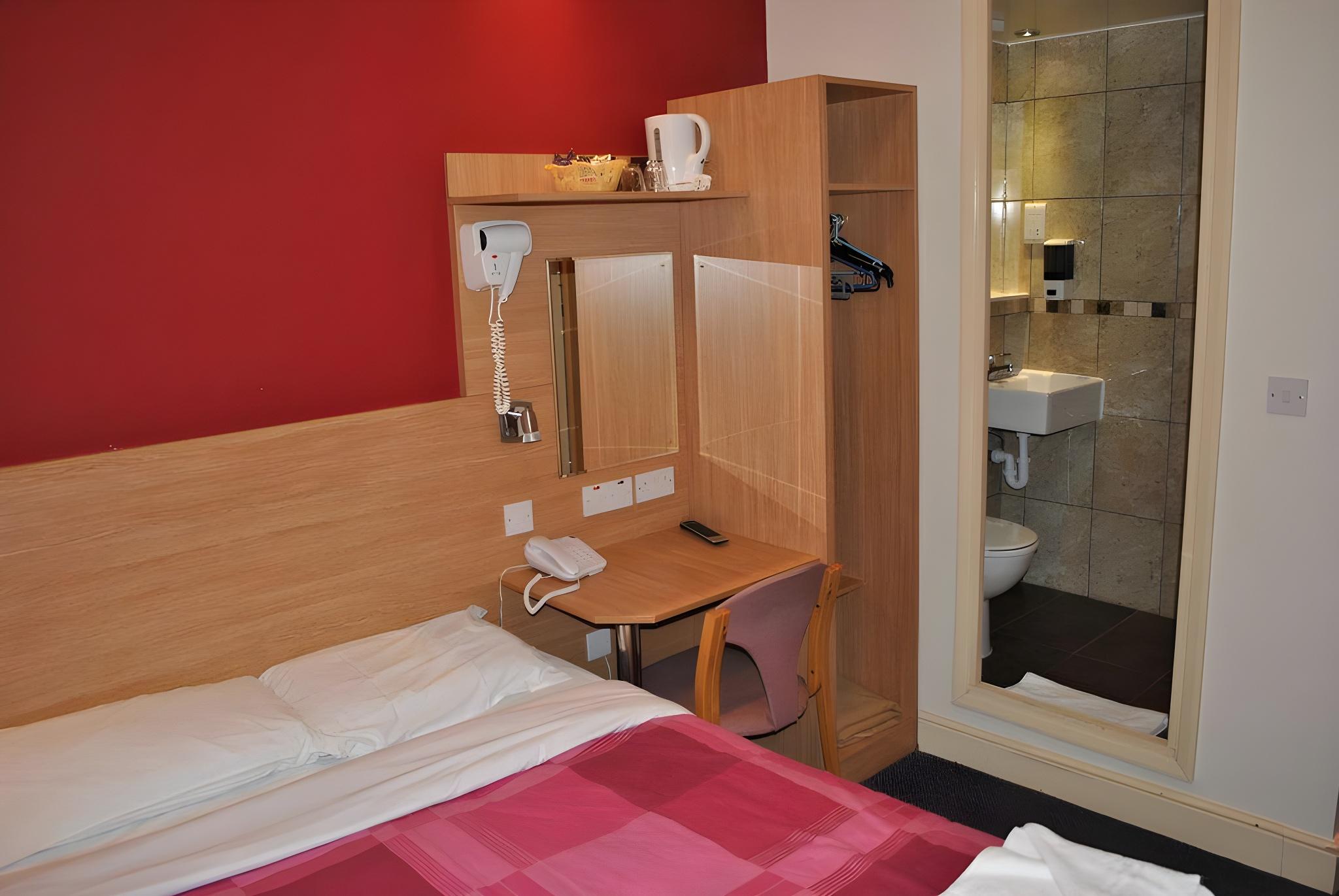 غرفة مفردة، Carlton Hotel 2/8