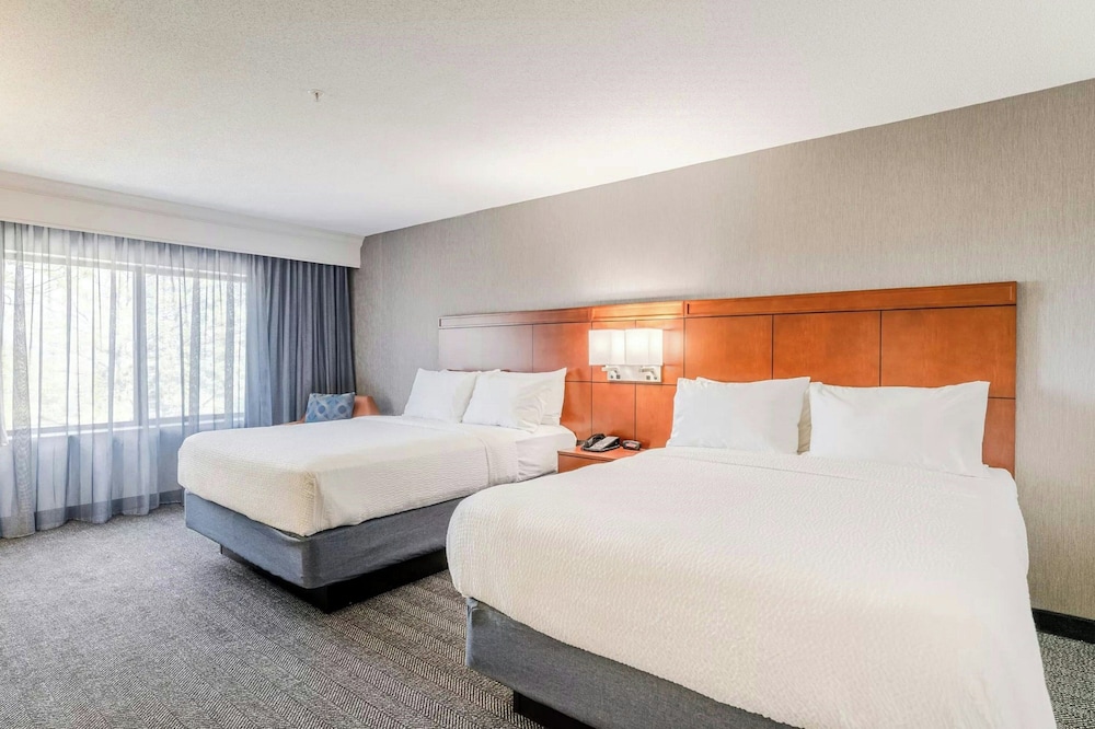 Room, 2 Queen Beds, Sofa, Accessible